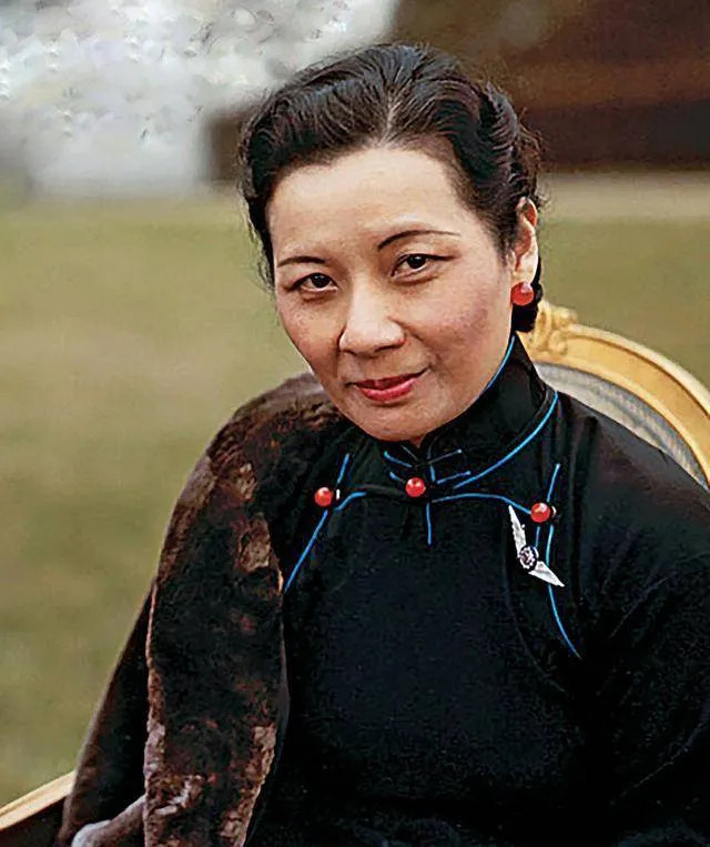 宋美龄在台湾的官邸冰箱永远塞满各界进贡的昂贵进口水果和巧克力，堆得满坑满谷。但随