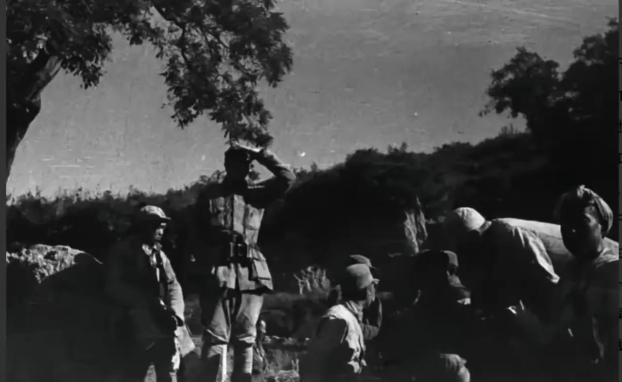 1941年，3000多日军压过来。吕正操通知撤离时，朱占魁正啃着玉米饼子，笑着说