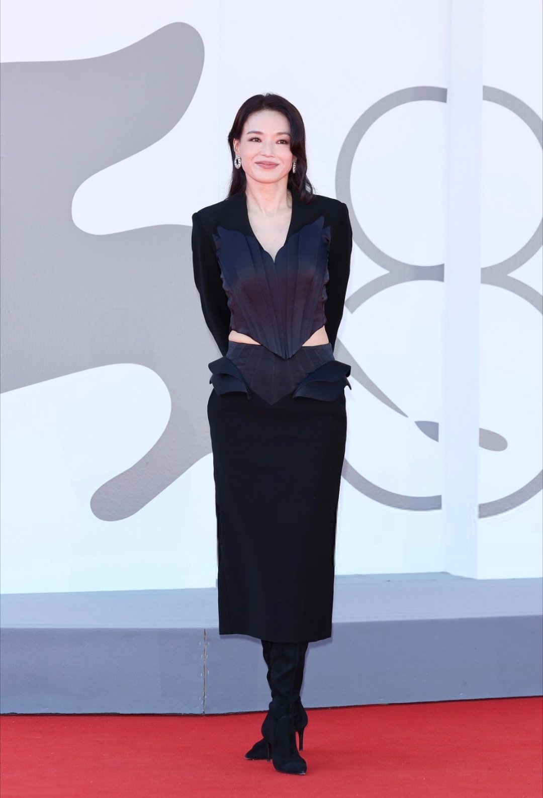 舒淇亮相威尼斯电影节红毯，这次妆造很一般。​​​