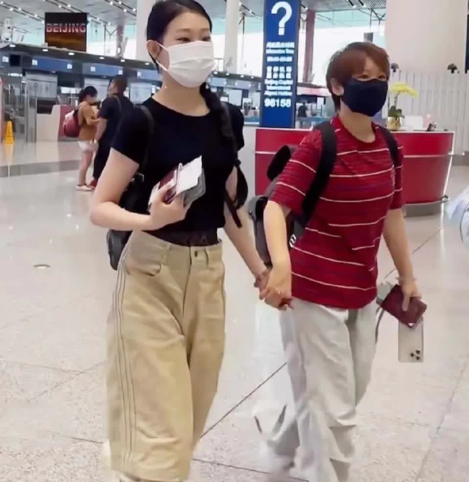 发现没有，小沈阳的女儿沈佳润，不是表面那么简单，有个细节很明显，她去了韩