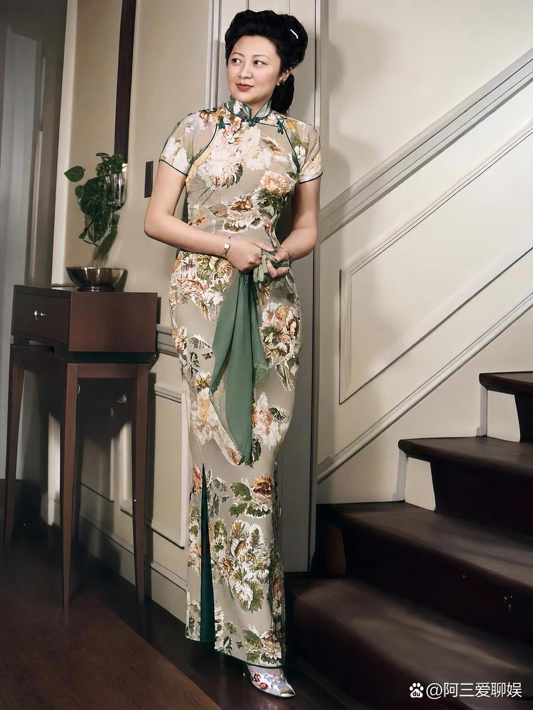 这是宋子文的美貌夫人张乐怡在纽约长岛别墅的一张留影老照片，拍摄于1942年。她的