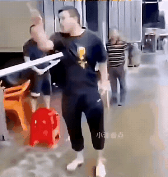 这哥们用这招赢过很多次，用起来得心应手，毫无压力。他赌的就是“你不敢打”，可今