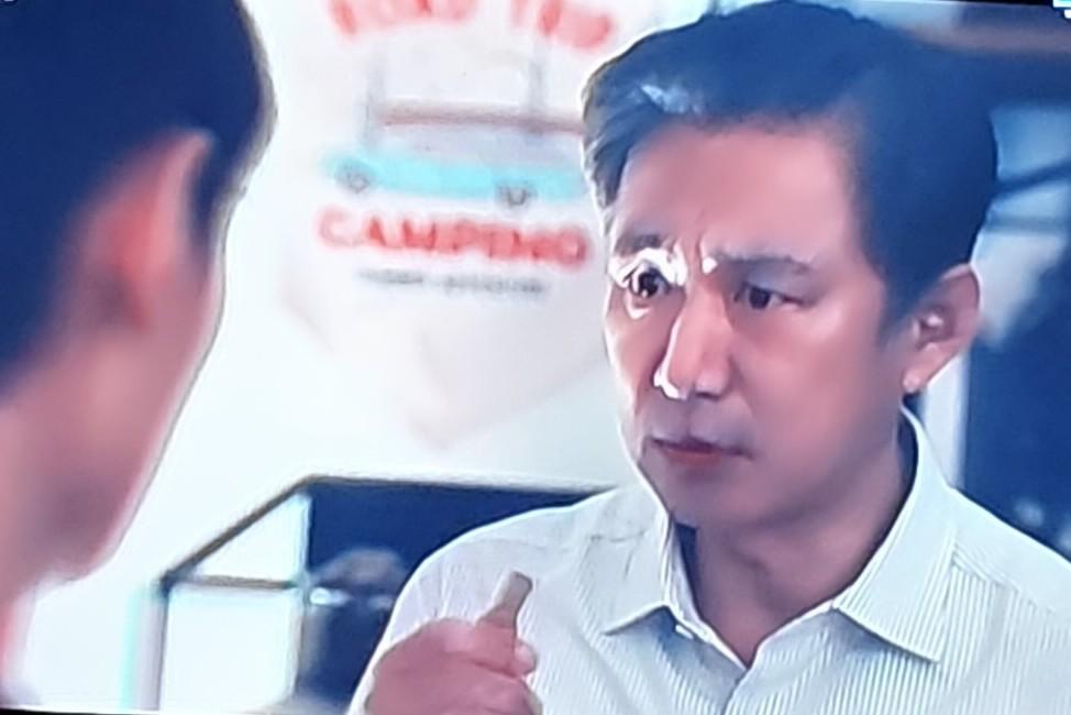 《交锋》里谢逢时把存着核心机密的U盘交给儿子那幕，看得人后背发紧。他当过市长，