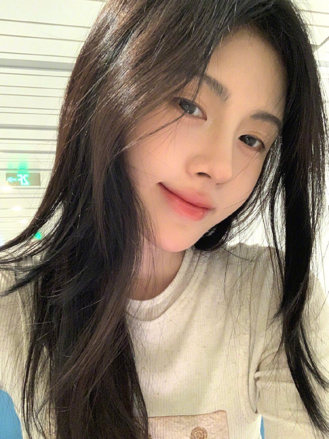 鞠婧祎无论啥头发颜色都hold住，但是我觉得黑长直最好看，主要是脸好看，早期粉色