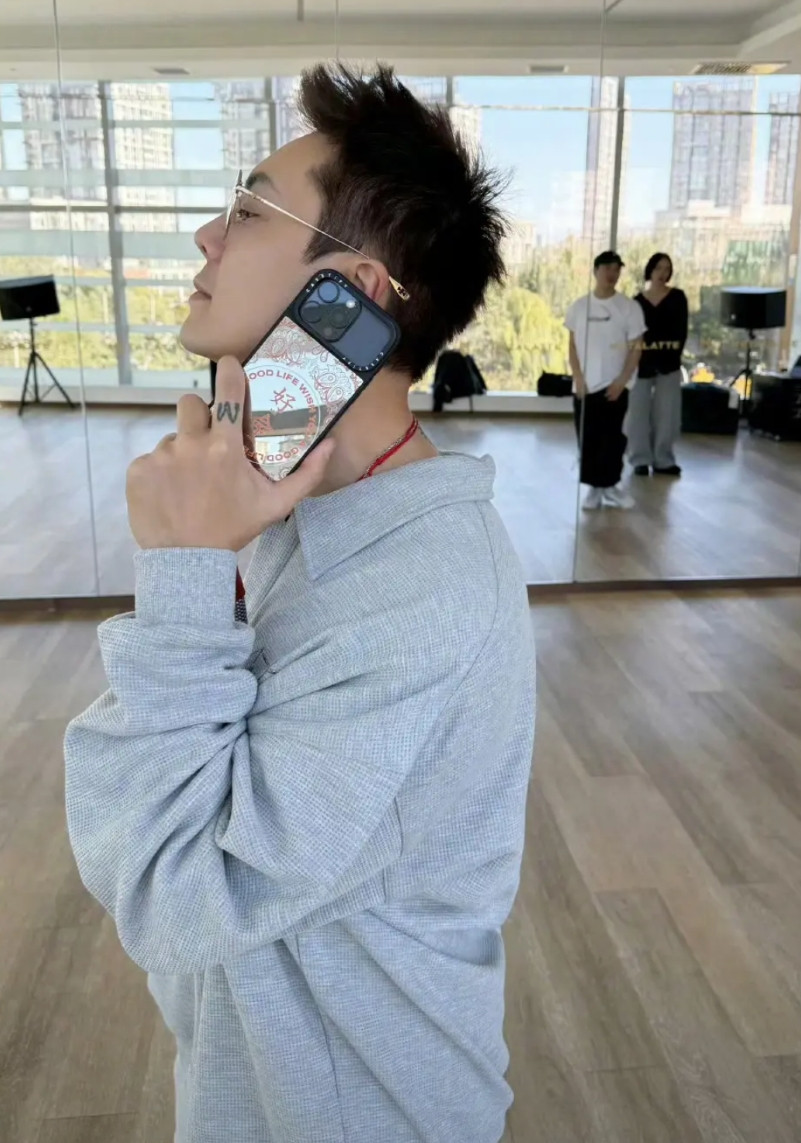 好好好，陈伟霆！你不要假装用iPhone17ProMax了！虽说你们的母