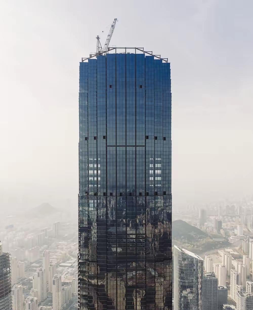 济南绿地要雄起了？山东第一高楼外幕墙还差最后一层。事情是这样的，山东第一高