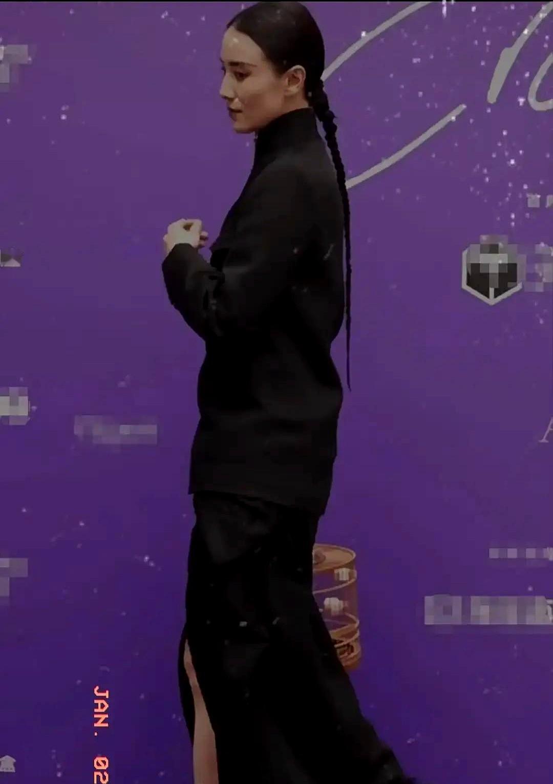 宋佳直接剃了个“金钱鼠尾”，这姐是真不要形象了啊。为了拍部清宫剧，她来真的，