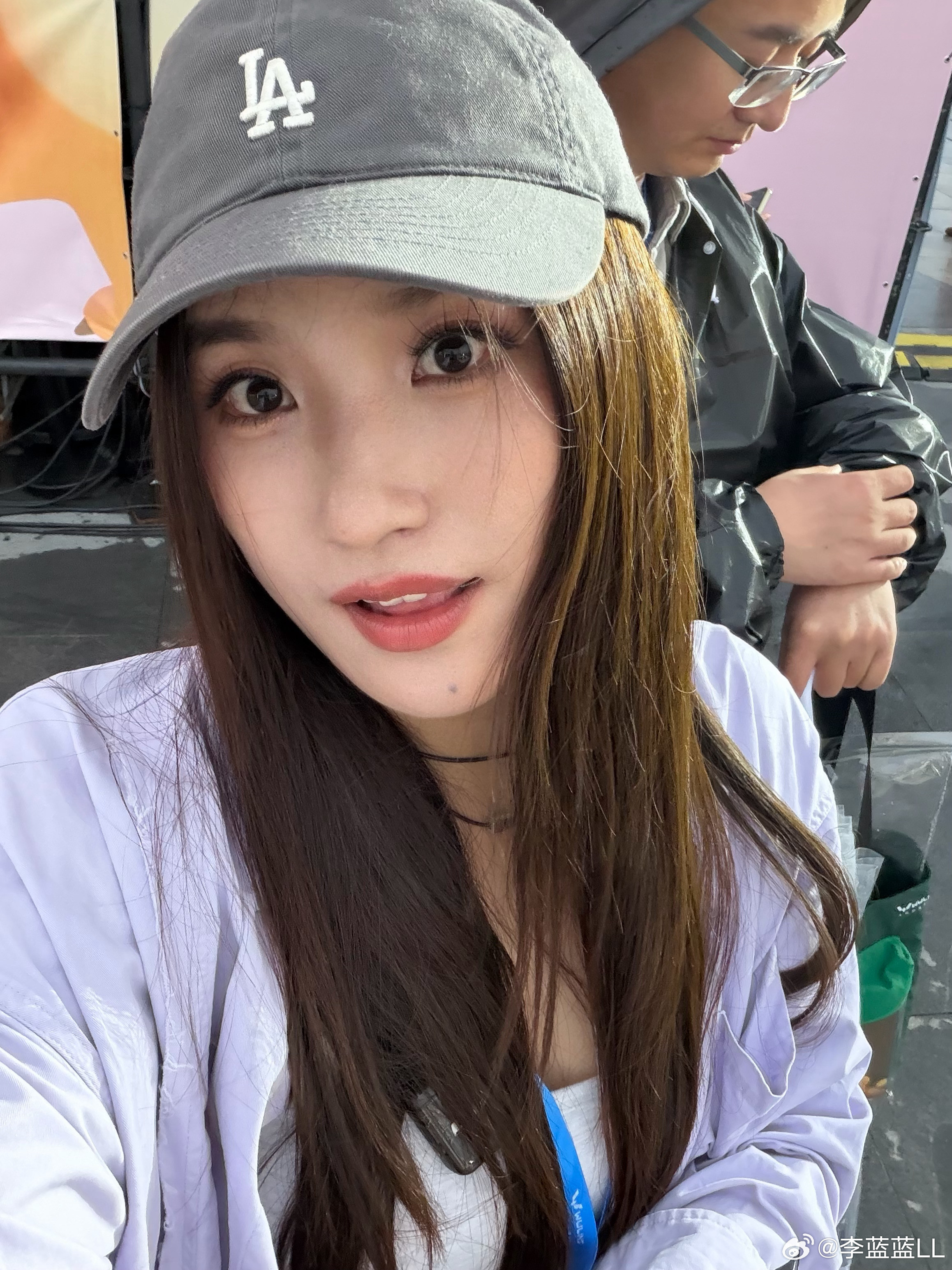 我身后这位穿着黑色雨衣的大叔是谁呀？