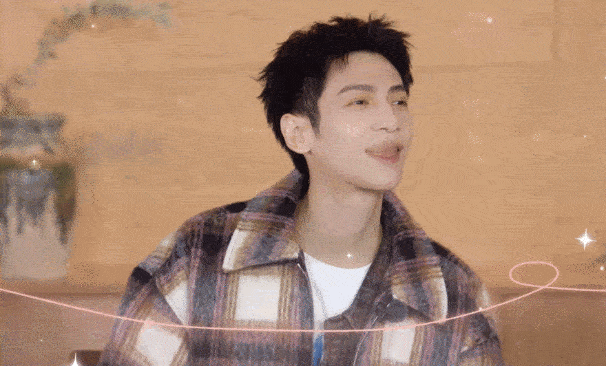 罗云熙看杨仕泽陈瑶拿脸接球时的姨父笑也太真实了！嘴角就没下来过，这嗑CP的状态简