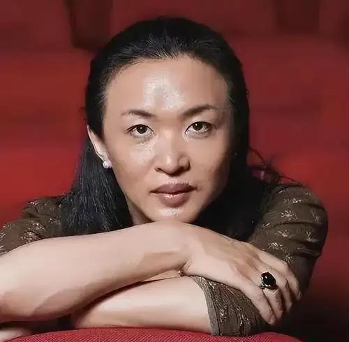 57岁金星逃至国外半年后，于巴黎街头被网友偶遇。她身着墨绿长衫，与丈夫汉斯牵手漫