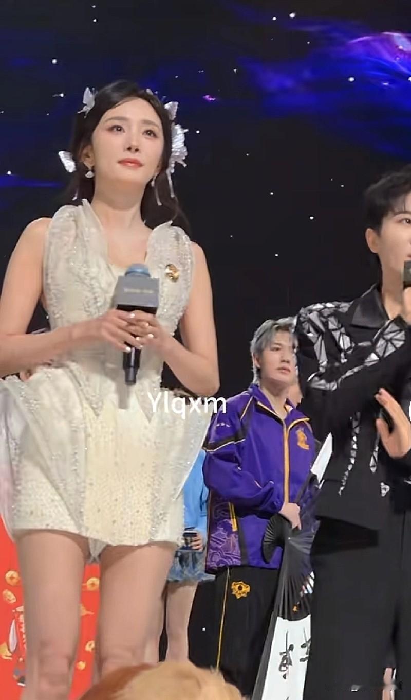 网上都在热议杨幂这套造型梦回汐瑶，夸她多美多美，我能说句真心话吗？头发着实漂
