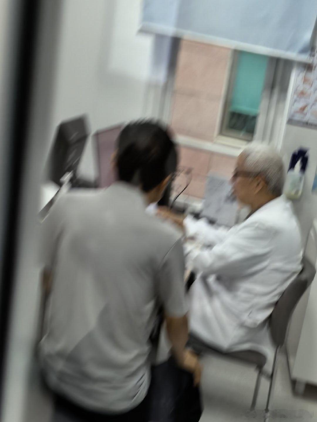 今天代替家人分别去了国内最顶尖的心血管医院安贞和阜外分别问诊。安贞医院某某专家团队的年轻医生服务真的
