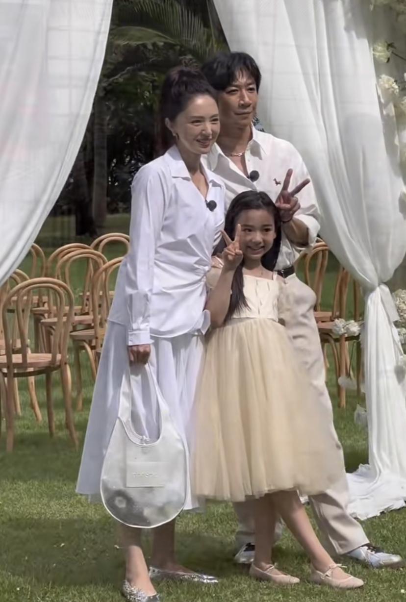 董璇的女儿小酒窝很适合进娱乐圈发展啊！长得漂亮，一笑两个酒窝，在娱乐圈也算的上