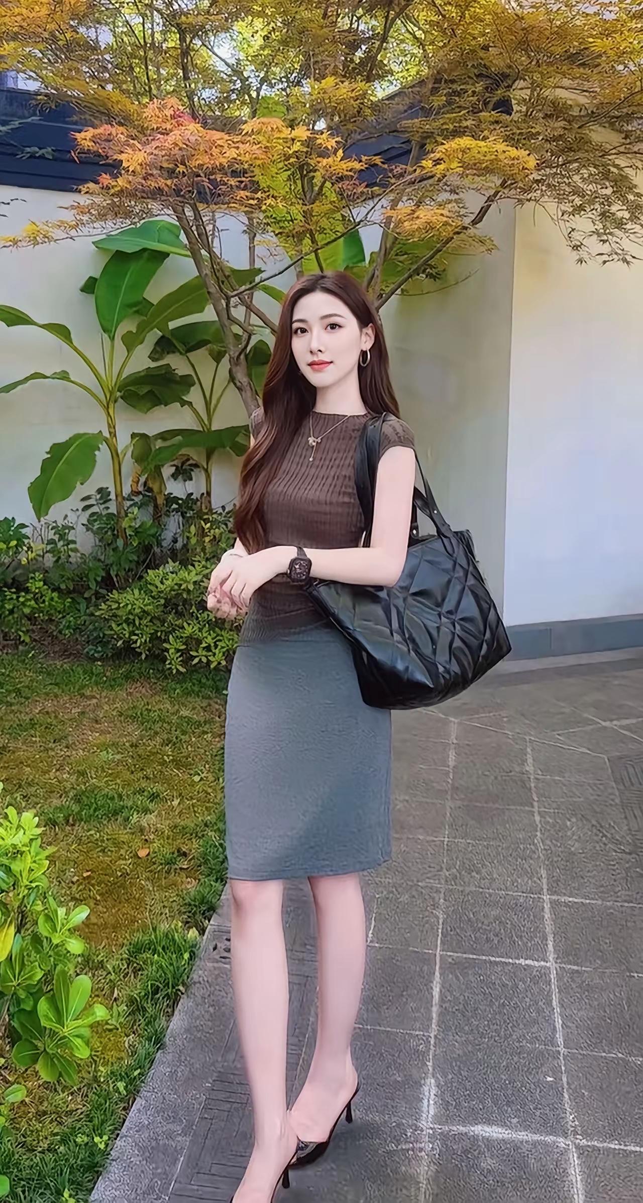 男人对女人的爱有三种境界。第一种境界，只爱她身体，不爱她的灵魂。第二种境界，
