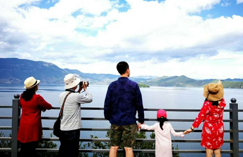 “五一”假期过半，分享3个反常现象！感觉目前的旅游业太卷了……1、涝的涝死，