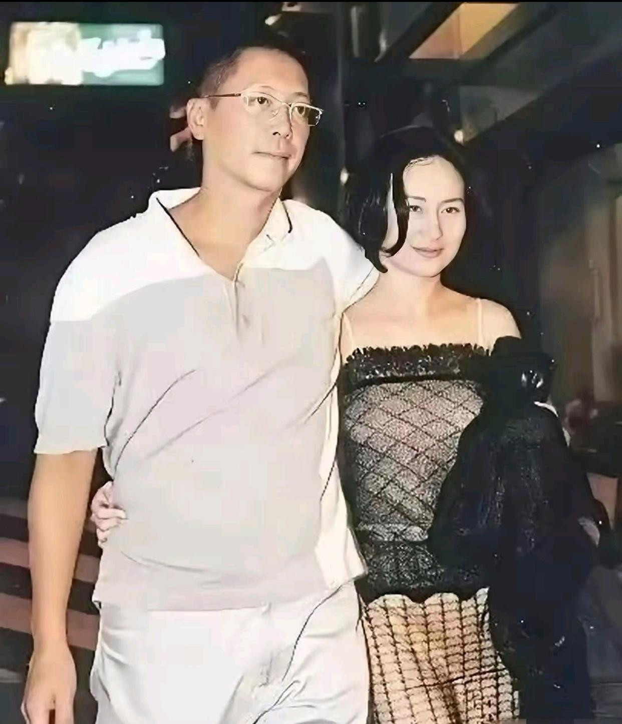 这是许晋亨和何超琼刚结婚不久逛夜市的老照片。许晋亨穿搭清爽，身姿挺拔；何超琼打扮时髦，年轻漂亮。赌王