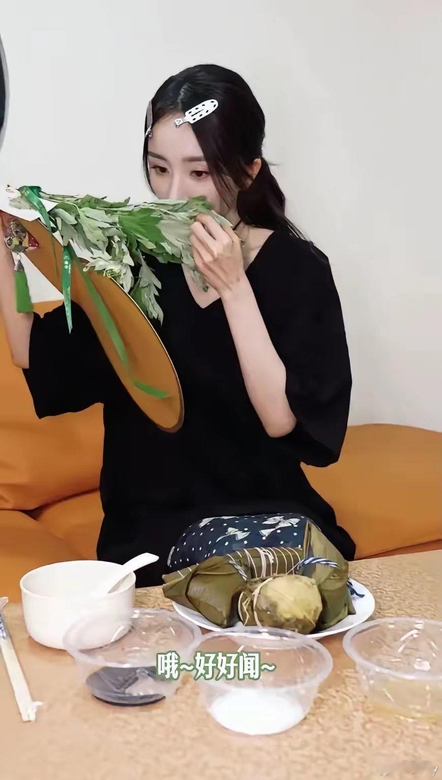 杨幂真是太可爱了，端午节吃粽子还分享粽子文化，沾白糖一看就是北方人……​端午节吃
