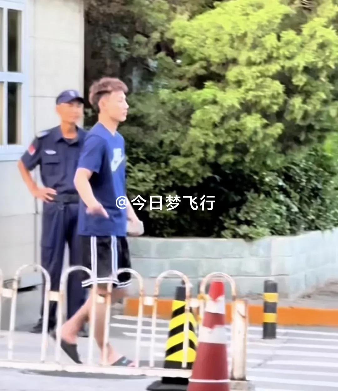 在京城下午下训，徐杰粤式休闲行装出街！新一期国家队集训已经开启，今天下午（6月