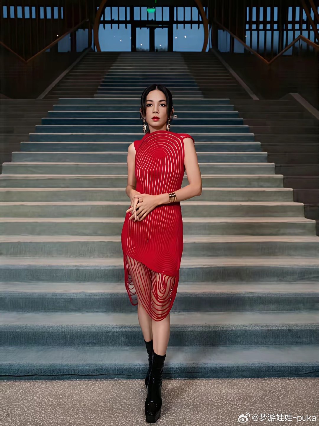 同样一件衣服，陈嘉桦、莫文蔚，容祖儿三位来穿，每个人穿出的感觉差别挺大。你觉得谁穿的更好看？​