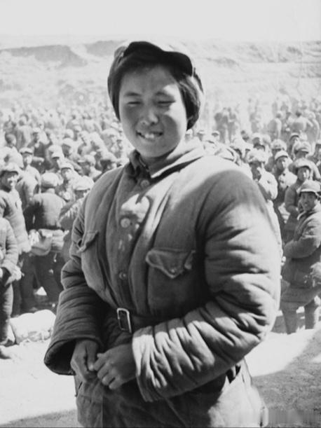 交流群里一位老哥发来一张拍摄于1947年晋察冀军区张家口的旧照，让大家猜猜照片里