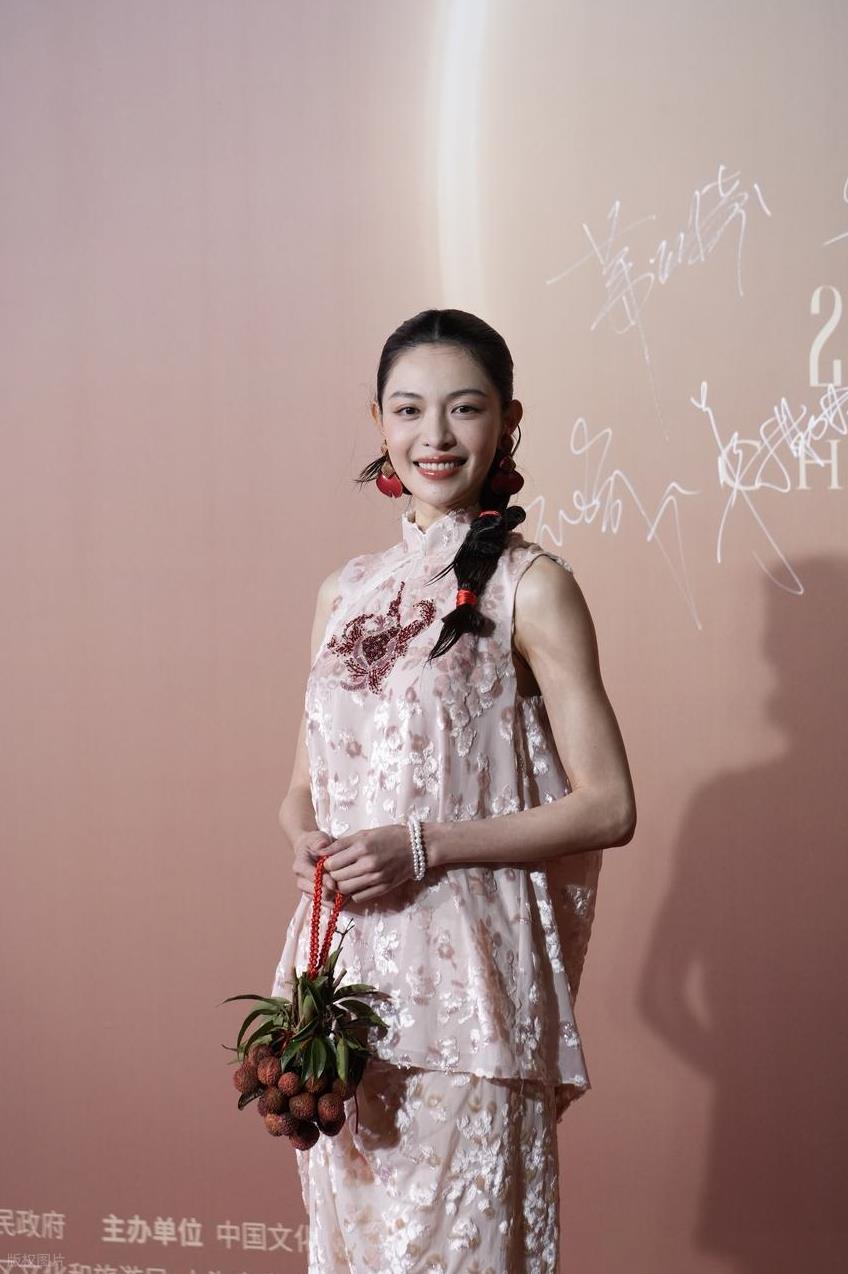 最近钟楚曦在上海出席时尚活动，她这回搭配的很有高贵之美，看起来靓丽又时尚。钟楚