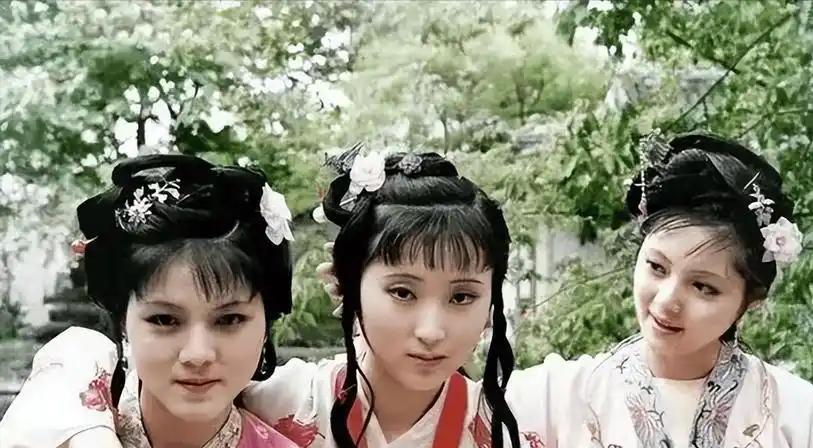 袭人是宝玉身边最为亲近的人，她知道宝玉真正喜欢的是黛玉，而非宝钗。但是她作为宝玉