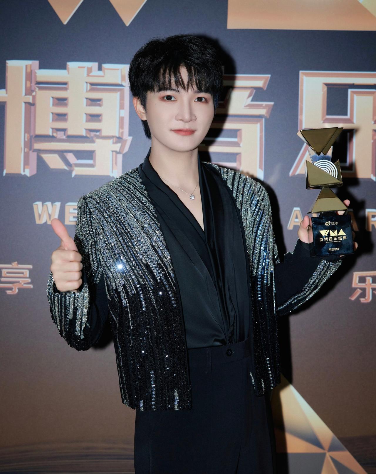 不得不说周深好会做人，这个咖位从头坐到尾！小地瓜上看到的一篇帖子，是呀，周深如