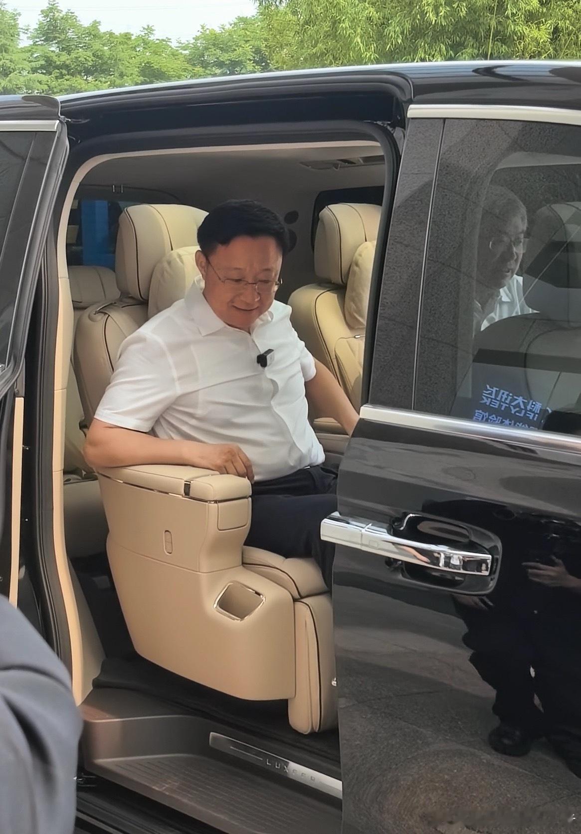 智界V9成为高端圈层共同选择科大讯飞董事长刘庆峰提车智界V9。V9车主还有福耀