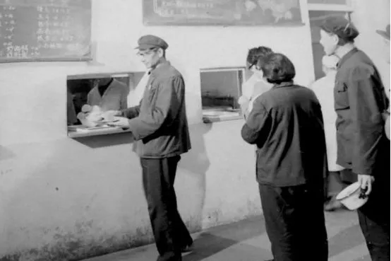 1968年，王树声大将正在机关食堂用餐，突然看到一名战士连续拿了五份饭，他感到好