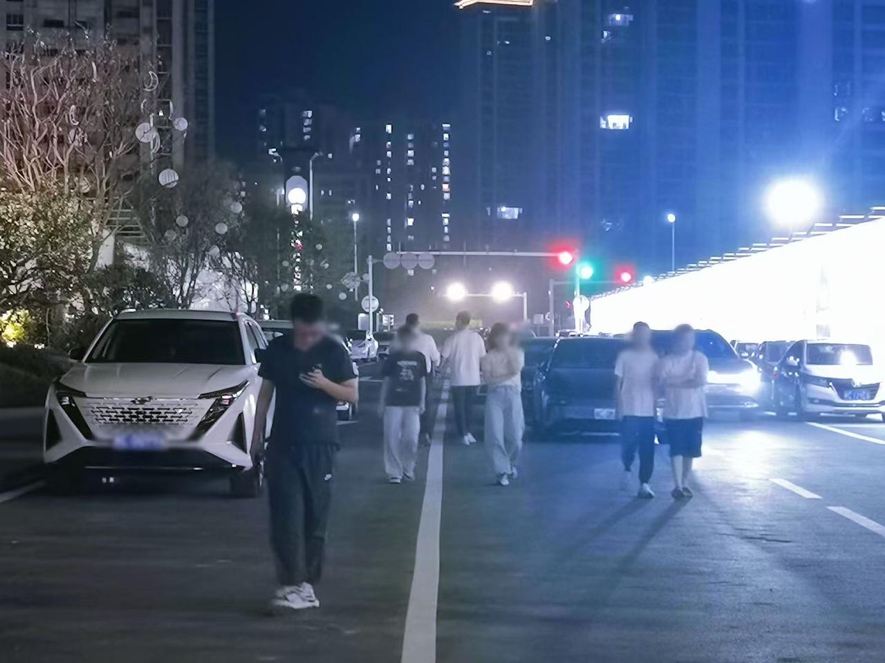 鲤城新楼盘建发鲤悦火爆，网上很多网友不相信，有的说请了托，也有说中介去撑面，现在
