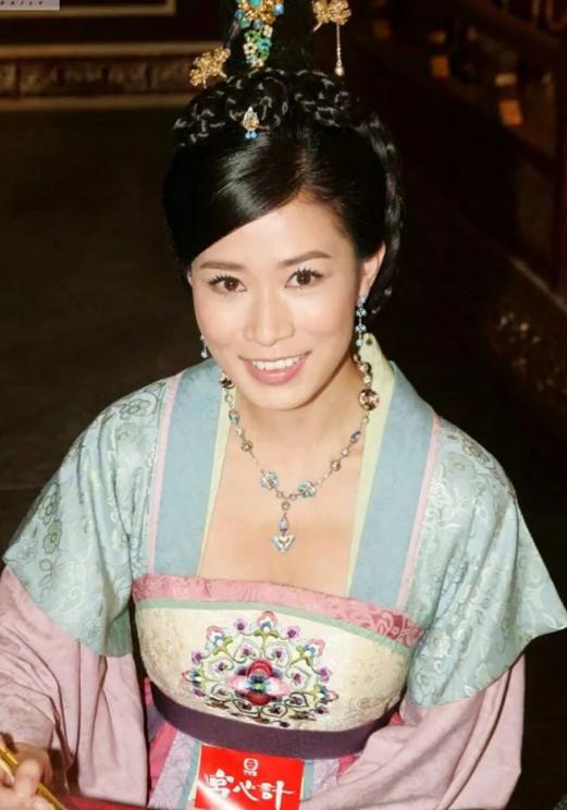 809年，唐宪宗趁郭贵妃不在宫里，想临幸她的宫女郑氏，他说：“听说相士算出，你可