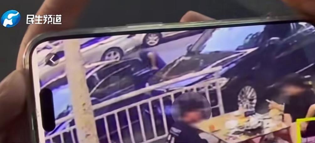 河南郑州一女子在某平台租了一辆车，2天后去还车时，发现车上平白无故多了一道划痕，