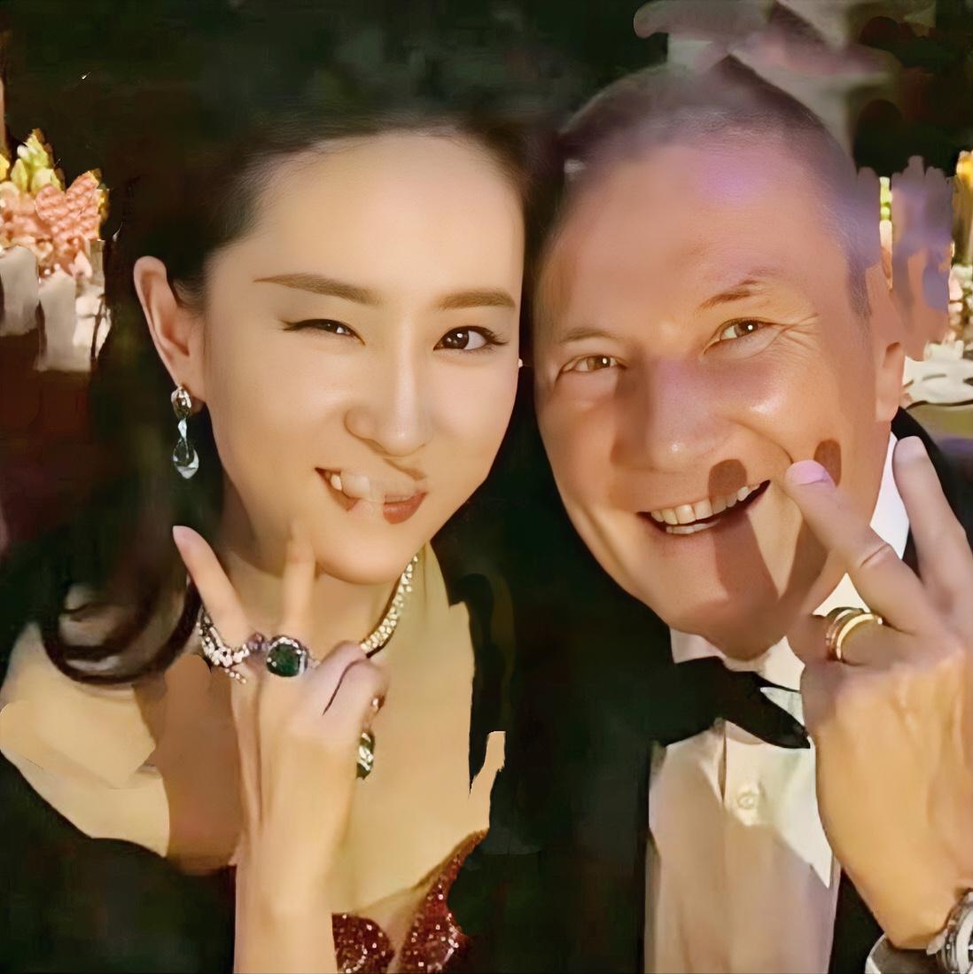 宝格丽总裁也太敢晒了！直接放出刘亦菲的原生生图，几乎没怎么修图，不刻意磨皮、没有