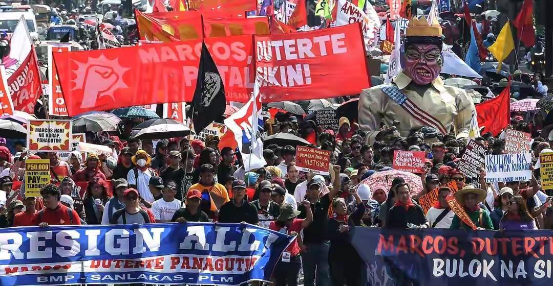 菲律宾国内这是乱成一锅粥了！首都马尼拉12万人游行要求小马克斯立即下台！