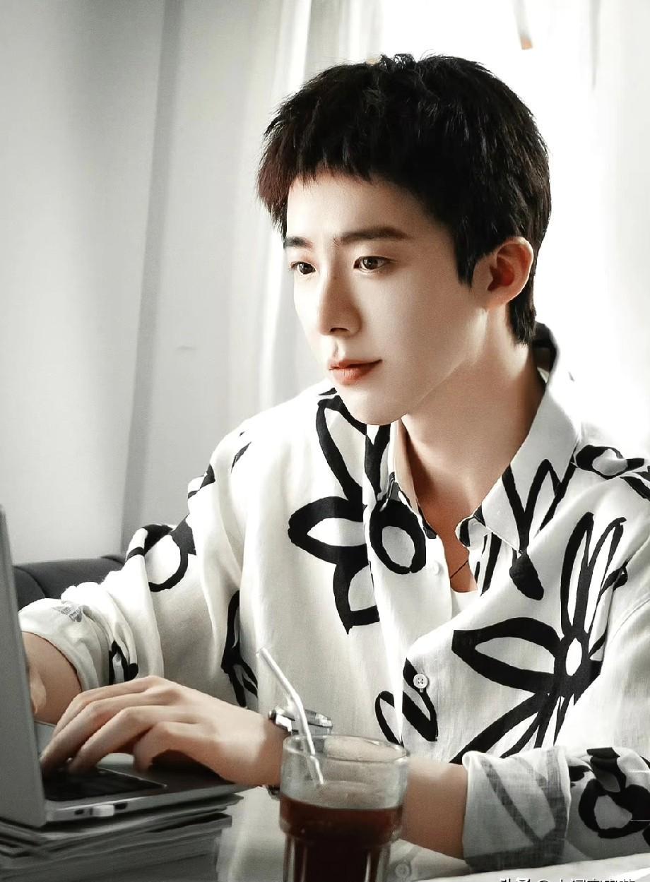 别再被刘宇宁的古装骗了。他真正的颜值核弹，是剪短头发穿上现代装的那一刻。新剧