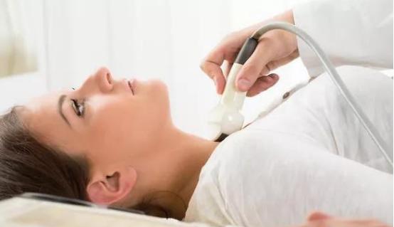 甲状腺开始癌变，不看脖子肿不肿！医生告诫：若有3异常或已癌变 甲状腺癌早期