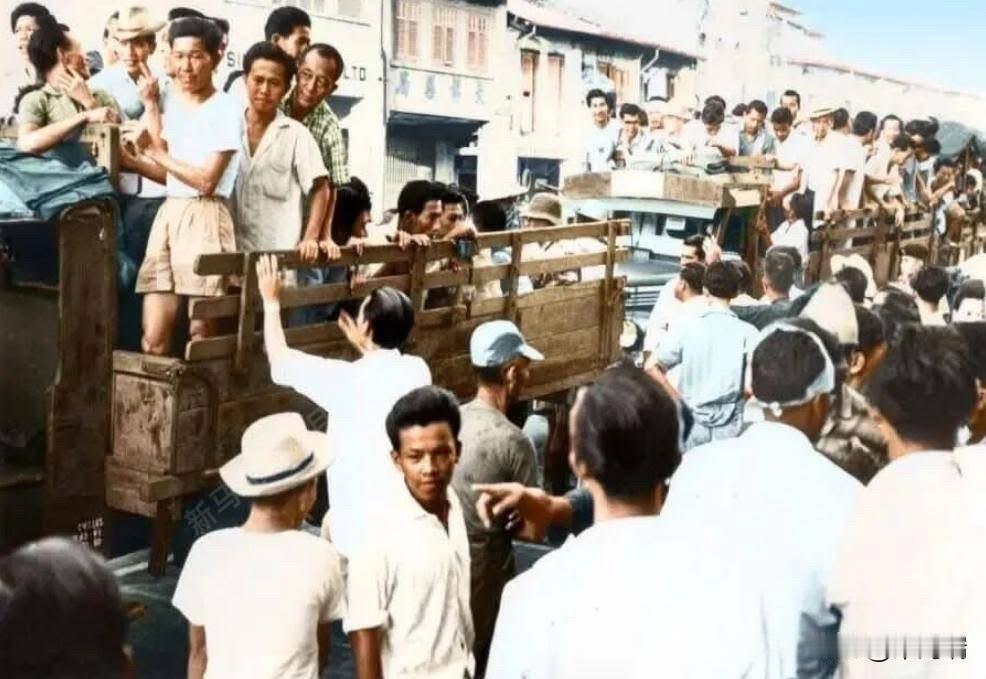 1967年，新加坡首次实施义务征兵制度，一批适龄役男性集合后，搭乘国防部卡车，前