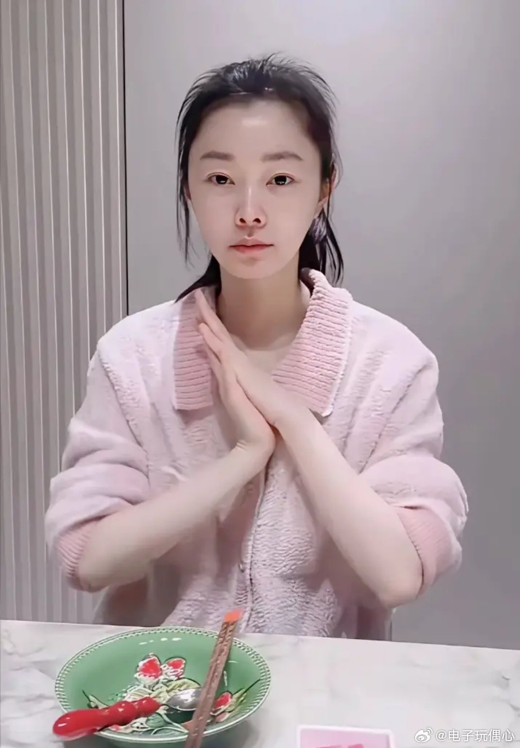 明星卸了妆和普通人没两样，这样的大美女素颜也挺“路人”的