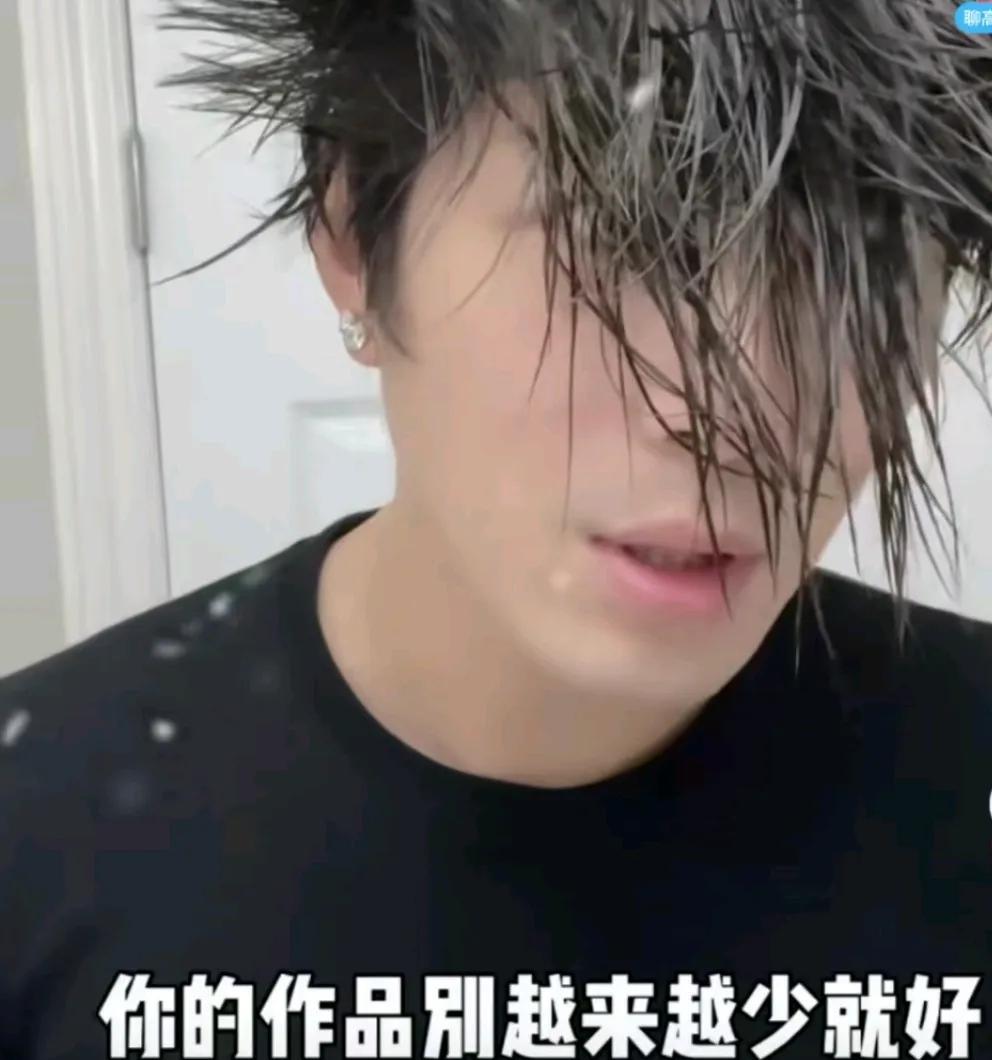陈学冬的右脚被货车碾压得挺厉害呀！今年5月初接受的是第三次手术。他发动态曾说大夫