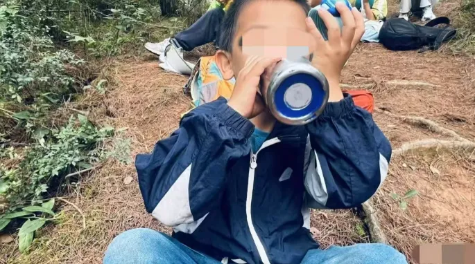 8岁男童在云南苍山走失，身上携带定位器，一旦连接蓝牙可激活8月12日，搜救进行