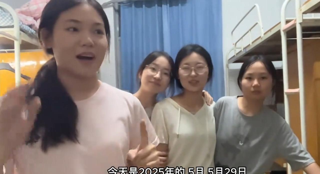 四个大学女生在宿舍自拍互相进行毕业赠言的视频，竟然引来千万播放和上万条评论。高赞