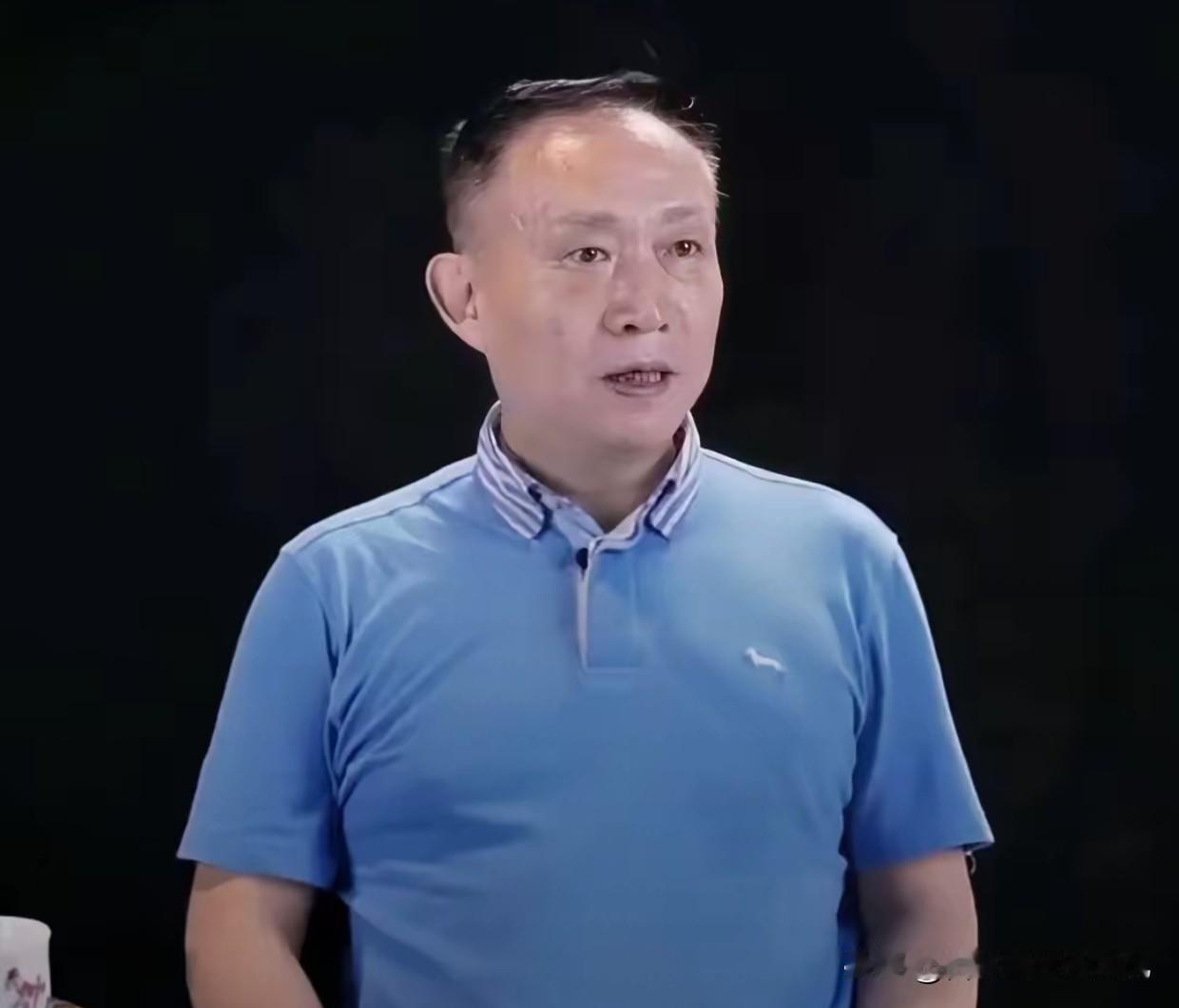 300万粉的经济学者，偏要当全网“刺头”。放着千万年薪不拿，非去戳利益集团的肺管