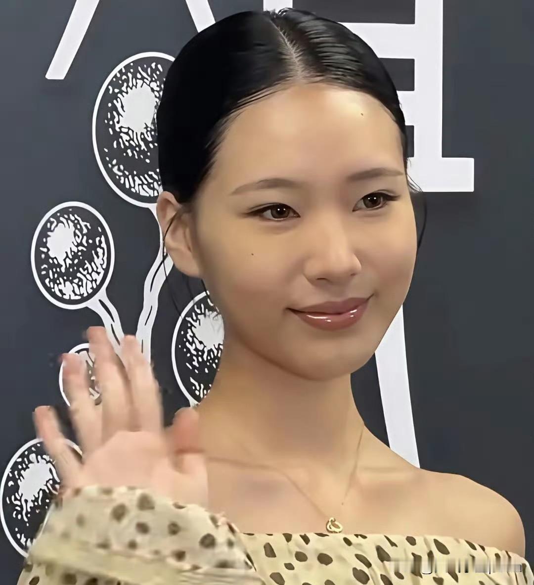 说实话，小S大女儿出道这波，颜值不占优势。你说她丑吧，真不至于，普通人里收拾收
