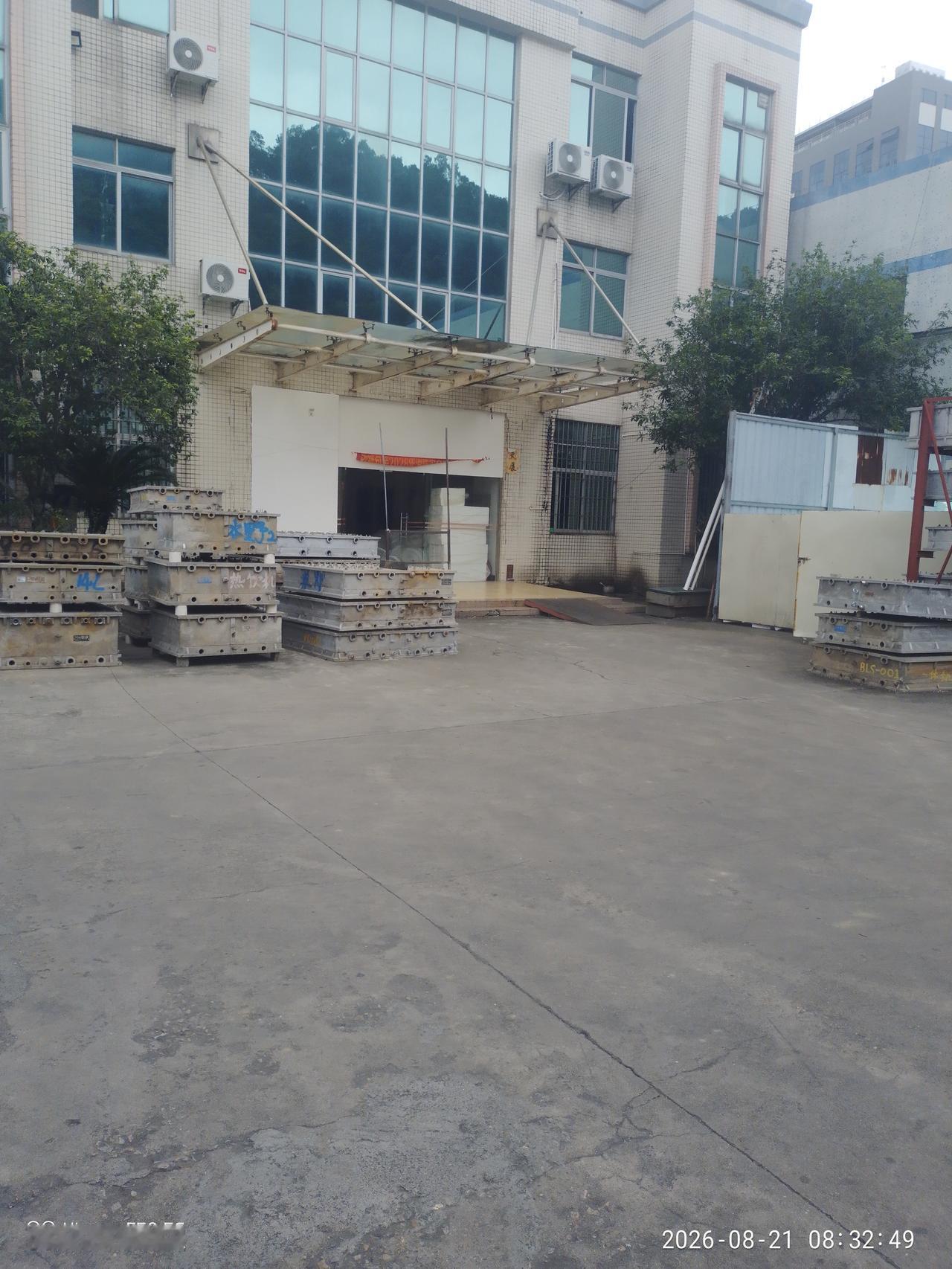 我们泡沫厂一共三四十个人吧，厂里厨房，饭堂都在办公室的三楼，我们每天吃饭也是到三