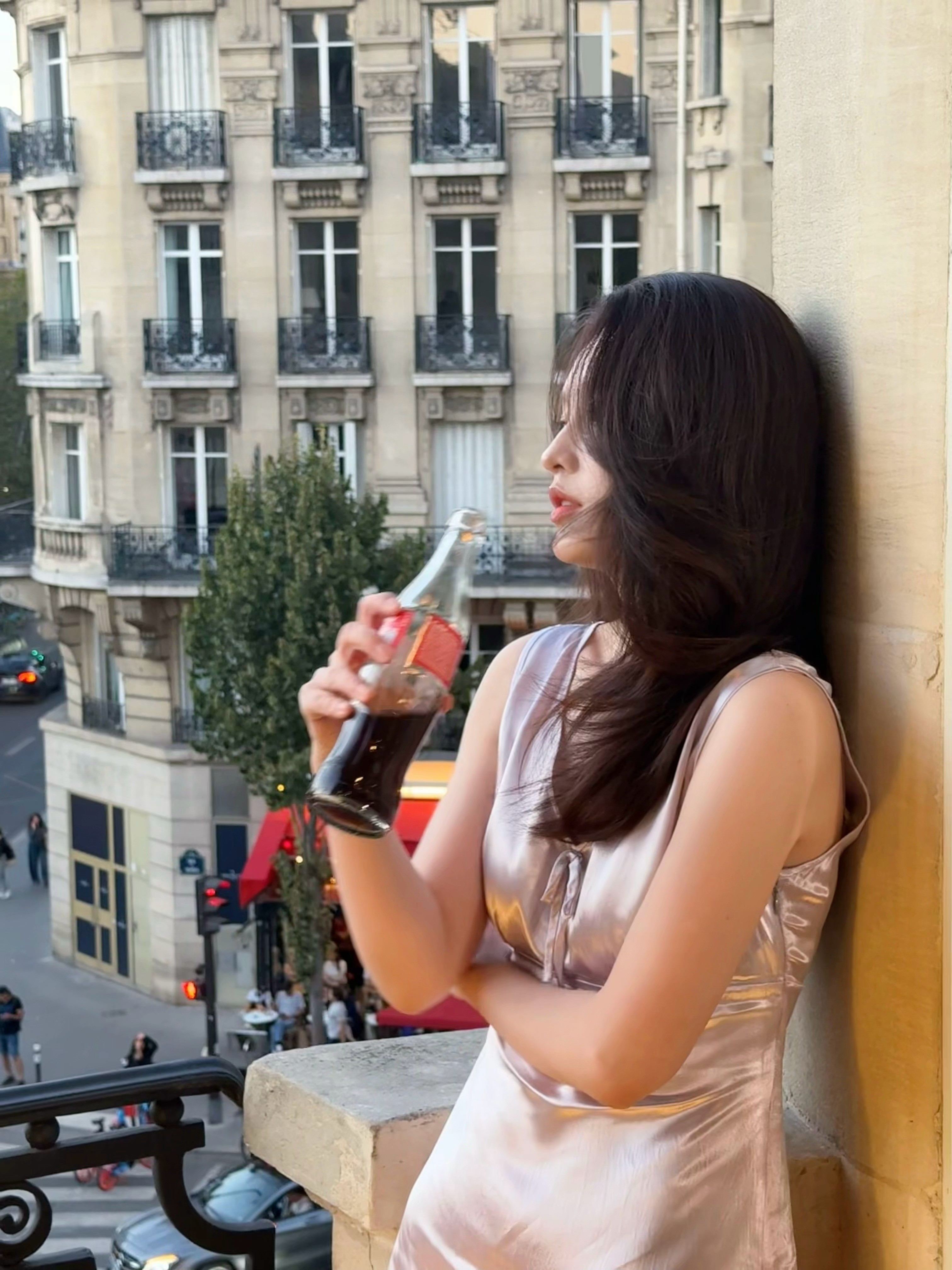 李沁巴黎街头的浪漫氛围风一样自由随性，洒脱美丽🥤
