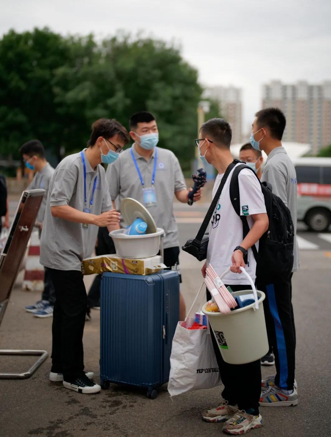 国防科大新生报到的校门外，一个一米八几的河南小伙突然弯下腰，死死搂住眼前一位眼角