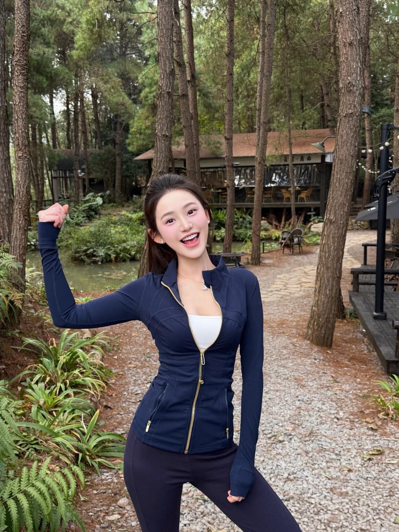 森林中的活力少女