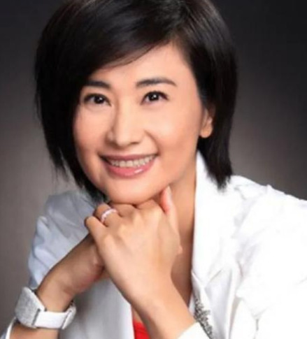 2005年，香港卫视主持人吴小莉，意外从父亲口中得知，自己还有一个亲哥哥在浙江，