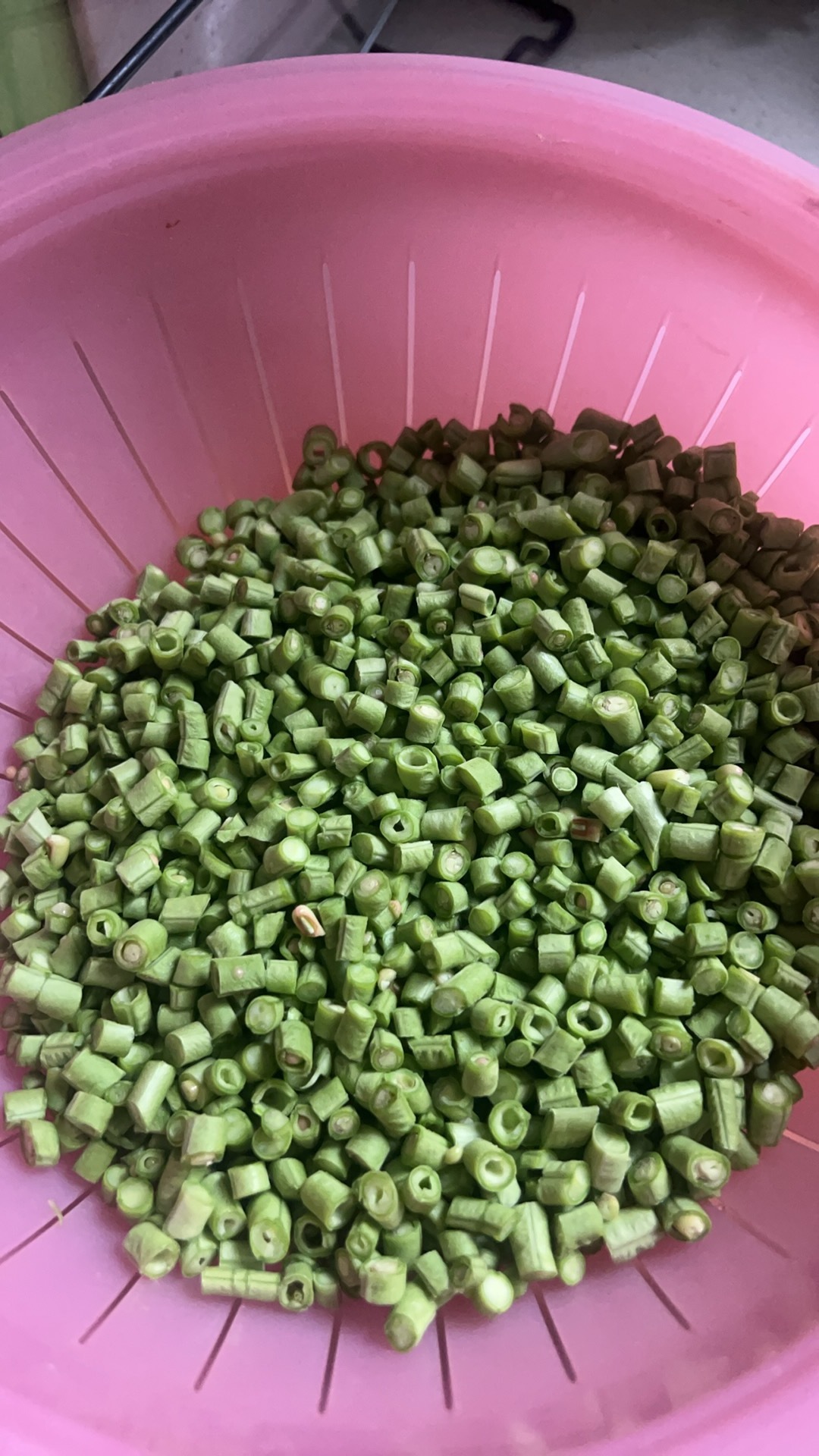 是不是都在家嚯嚯面粉呢，豆角肉包继续，下午回到家开干，做两锅给闺蜜美食