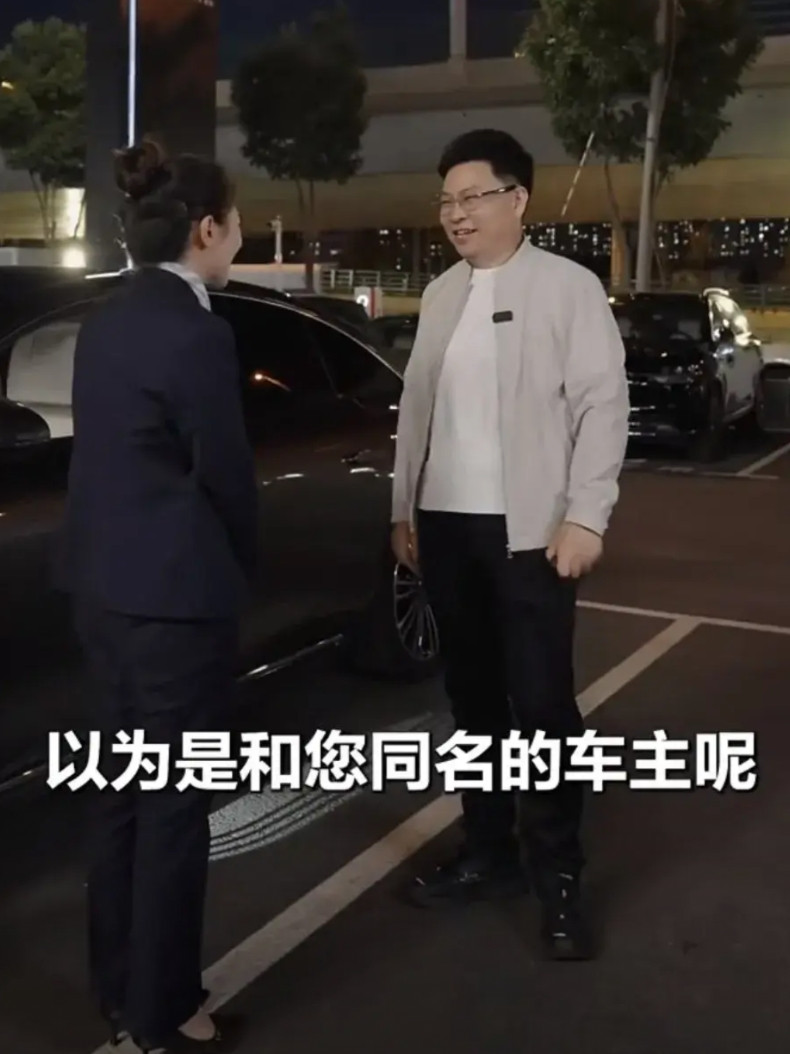 余承东到内蒙古呼和浩特“鸿蒙智行用户中心”亲自体验了一把保养服务。工作人员一开